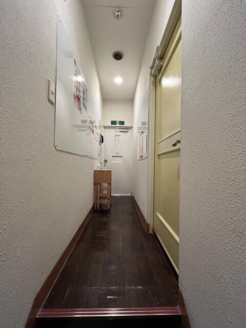 ア・プレスト(浜松市/ラブホテル)の写真『34号室　階段登って部屋前廊下(精算機)』by ま〜も〜る〜