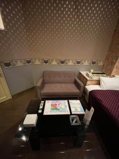 ア・プレスト(浜松市/ラブホテル)の写真『34号室　ソファー＆テーブル』by ま〜も〜る〜