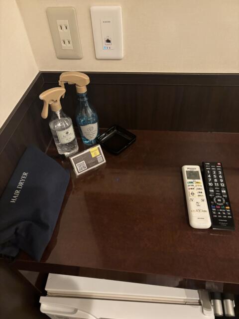 池袋セントラルホテル(豊島区/ラブホテル)の写真『405号室　ベッドサイドテーブル』by たんげ8008