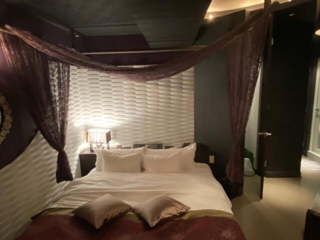 HOTEL VARKIN（ヴァーキン）(豊島区/ラブホテル)の写真『901号室、ベッド　枕とは弁当にクッションあります』by トマトなす