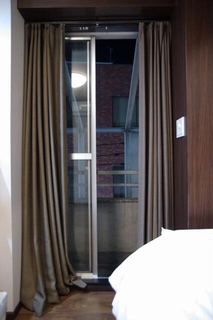 HOTEL BaliBali 松戸(松戸市/ラブホテル)の写真『401号室　掃き出し窓を開けたところ』by マーケンワン