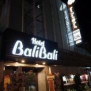 HOTEL BaliBali 松戸(松戸市/ラブホテル)の写真『夜の外観①』by マーケンワン