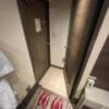 オリオン(立川市/ラブホテル)の写真『203号室　入口　扉が2つあり、内開きのため靴を置きづらいです』by ぴろりん
