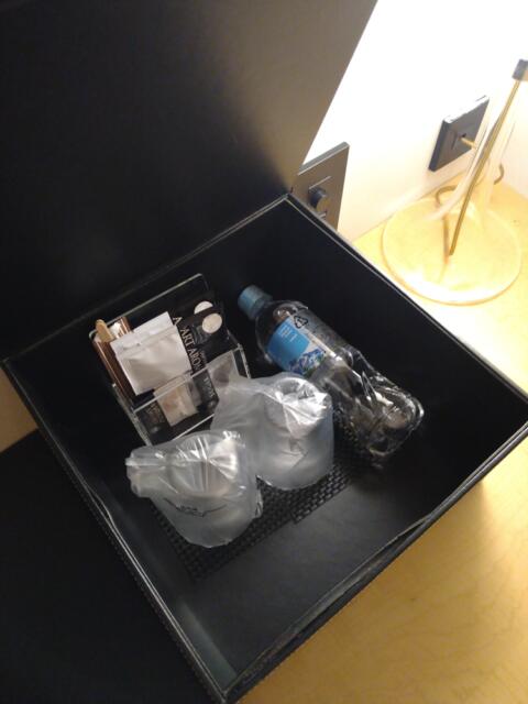 HOTEL DUO（デュオ）(墨田区/ラブホテル)の写真『402号室 テーブル上の箱の中。ペットボトルの水１本とコップ２つ、ティー(コーヒー？)バッグ』by なめろう