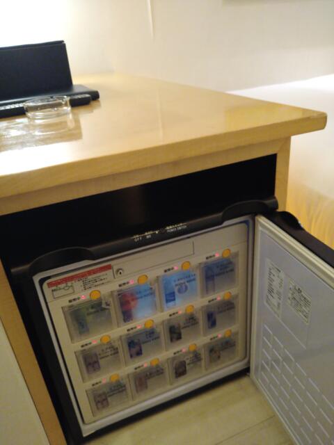 HOTEL DUO（デュオ）(墨田区/ラブホテル)の写真『402号室 テーブル側面に販売用の冷蔵庫』by なめろう