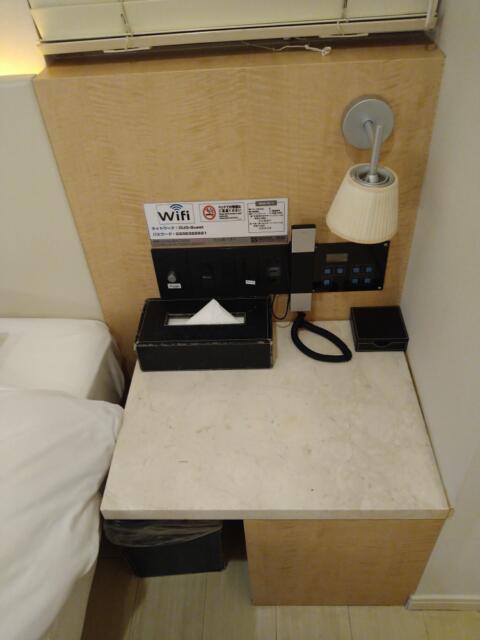 HOTEL DUO（デュオ）(墨田区/ラブホテル)の写真『402号室 ベッド脇に照明類のスイッチと電話、ティッシュ、コンドーム、下にゴミ箱』by なめろう