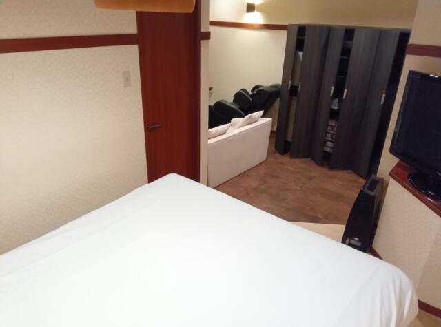 隠家(ajito) HOTEL555小田原店(小田原市/ラブホテル)の写真『104号室、ベッド側からのリビングです。(24,2)』by キジ