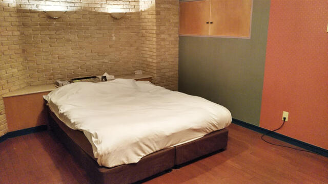 ホテル ルポ(墨田区/ラブホテル)の写真『201号室 ベッド周辺（４）』by 午前３時のティッシュタイム