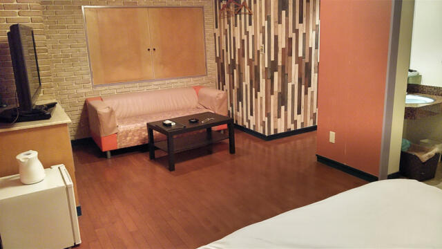 ホテル ルポ(墨田区/ラブホテル)の写真『201号室 ベッド周辺（２）』by 午前３時のティッシュタイム