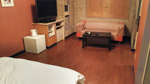 ホテル ルポ(墨田区/ラブホテル)の写真『201号室 ベッド周辺（１）』by 午前３時のティッシュタイム