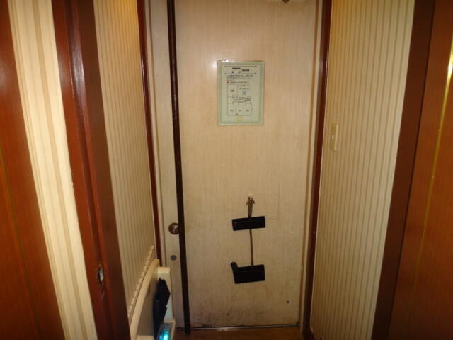 FASHION 2001 HOTEL(横浜市南区/ラブホテル)の写真『305号室 部屋入り口内側から』by Plumper