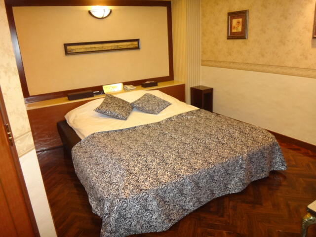 FASHION 2001 HOTEL(横浜市南区/ラブホテル)の写真『305号室 ベッド 枕元には電マとコンドーム』by Plumper