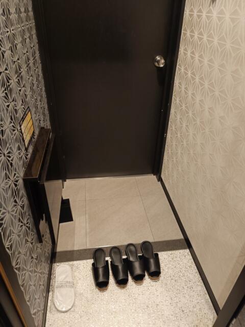 HOTEL LOTUS 池袋店(ロータス)(豊島区/ラブホテル)の写真『402号室　入り口、スリッパは使い捨てと通常の二種』by しゅう２５