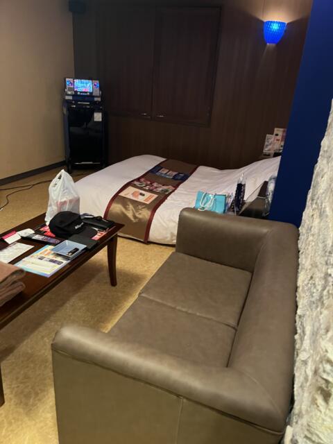 ホテル ラピス(名古屋市東区/ラブホテル)の写真『303号室 ベッド、ソファ』by 飴☆ミ