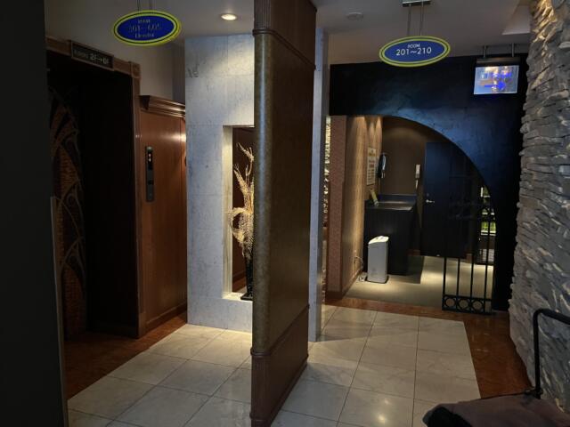 TAOS HOTEL(名古屋市東区/ラブホテル)の写真『左）エレベーター、右）ドリンク』by 飴☆ミ