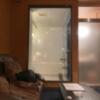 キャメルイン(立川市/ラブホテル)の写真『413号室　浴室とソファー　ガラスはカーテンで隠せます。ソファーは結構古い』by ワーカー
