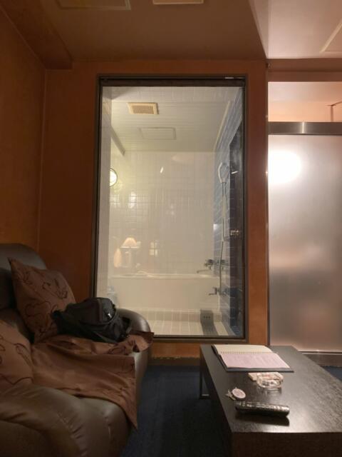 キャメルイン(立川市/ラブホテル)の写真『413号室　浴室とソファー　ガラスはカーテンで隠せます。ソファーは結構古い』by ワーカー