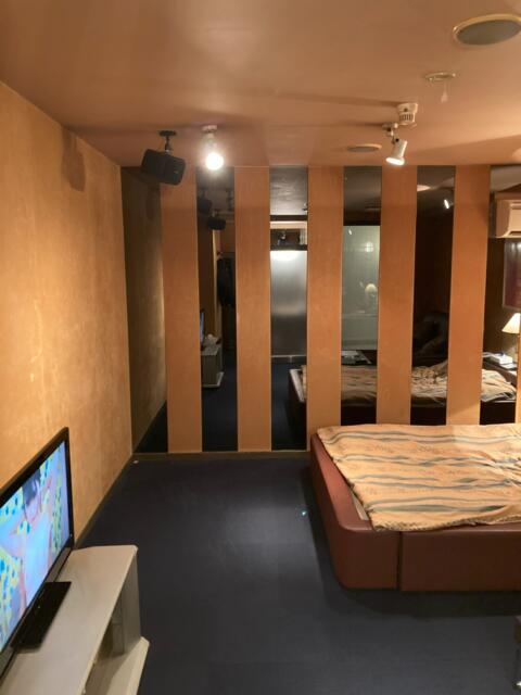 キャメルイン(立川市/ラブホテル)の写真『413号室　ベッドとテレビ、壁は鏡張り』by ワーカー