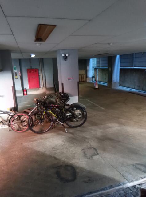 ホテル 松月(新宿区/ラブホテル)の写真『建物下に広がる駐車場です。(24,3)』by キジ