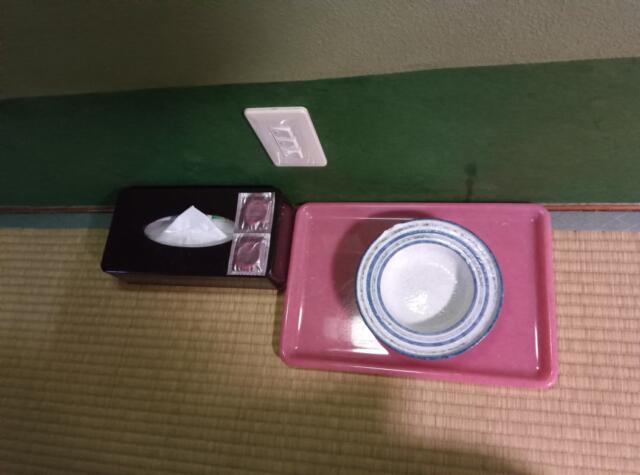 ホテル 松月(新宿区/ラブホテル)の写真『405号室、枕元の灰皿。危ないですね。(24,3)』by キジ