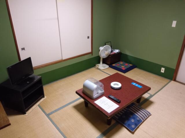 ホテル 松月(新宿区/ラブホテル)の写真『405号室、部屋ストーブ側から。(24,3)』by キジ