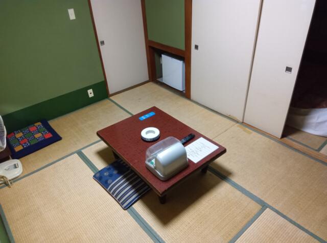 ホテル 松月(新宿区/ラブホテル)の写真『405号室、部屋TV側から。(24,3)』by キジ
