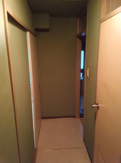 ホテル 松月(新宿区/ラブホテル)の写真『405号室、部屋の廊下です。(24,3)』by キジ