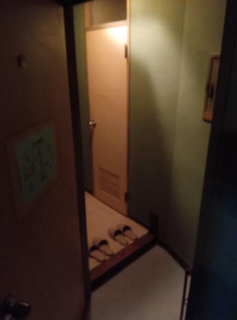 ホテル 松月(新宿区/ラブホテル)の写真『405号室、薄暗い玄関です。(24,3)』by キジ