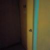 ホテル 松月(新宿区/ラブホテル)の写真『405号室、薄暗い部屋のドアです。(24,3)』by キジ