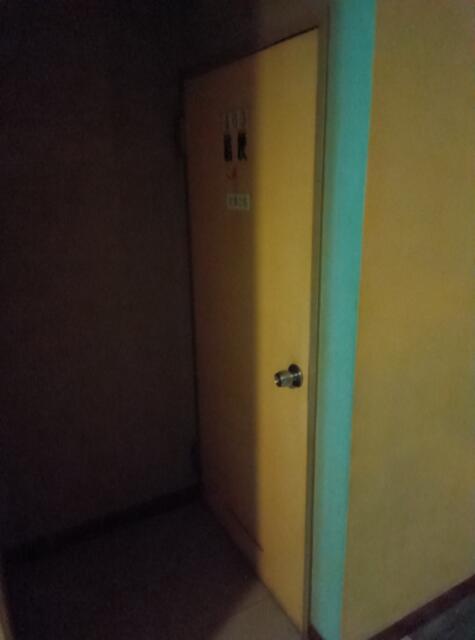 ホテル 松月(新宿区/ラブホテル)の写真『405号室、薄暗い部屋のドアです。(24,3)』by キジ