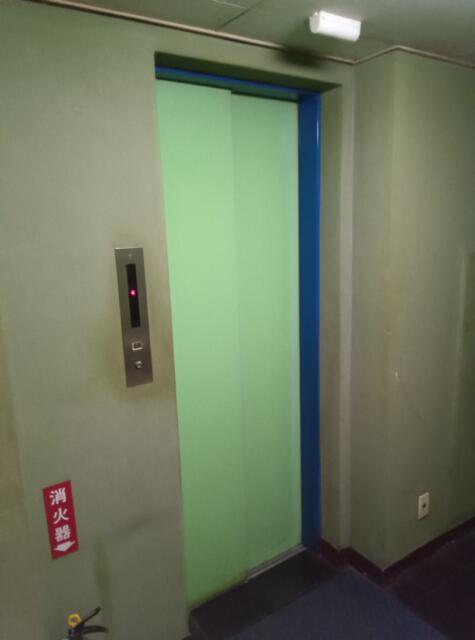 ホテル 松月(新宿区/ラブホテル)の写真『エレベーターもレトロです。(24,3)』by キジ