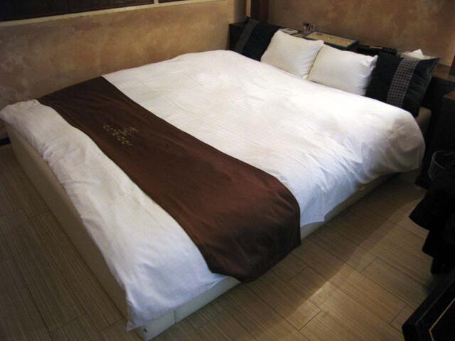 ホテルコートドール(福井市/ラブホテル)の写真『211号室　ベッド』by nognog