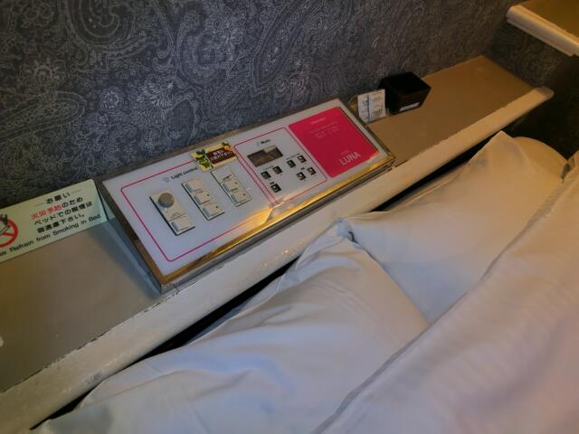 ホテル ルナ(郡山市/ラブホテル)の写真『210号室　ベッド周りコンソール類』by ドレ狐