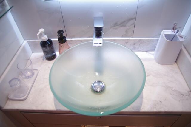 ホテル パサディナ(さいたま市大宮区/ラブホテル)の写真『201号室　ガラス製の洗面ボウル』by マーケンワン