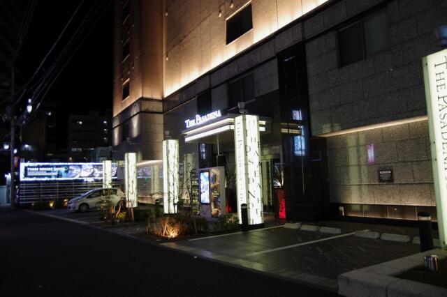 ホテル パサディナ(さいたま市大宮区/ラブホテル)の写真『夜の駐車場』by マーケンワン