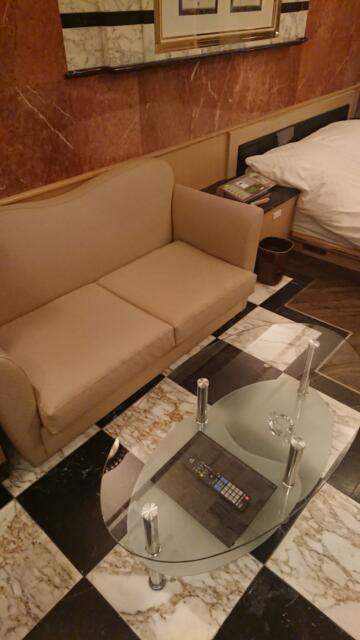 HOTEL TIFFARD（ティファード）(新宿区/ラブホテル)の写真『211号室、ソファーとテーブル』by ビデ三郎