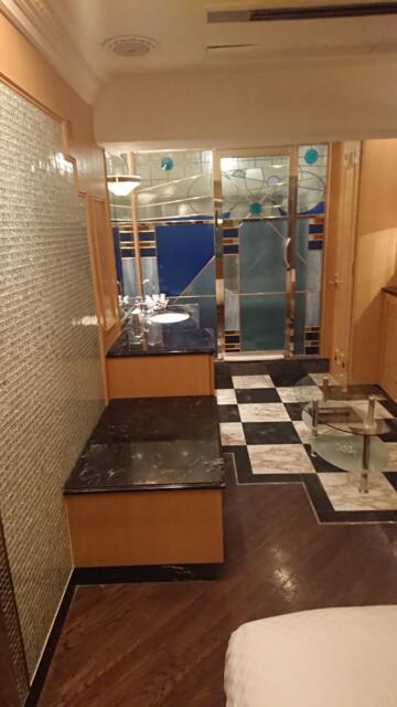 HOTEL TIFFARD（ティファード）(新宿区/ラブホテル)の写真『211号室、正面は風呂場、左側が洗面台、手前ベッド』by ビデ三郎