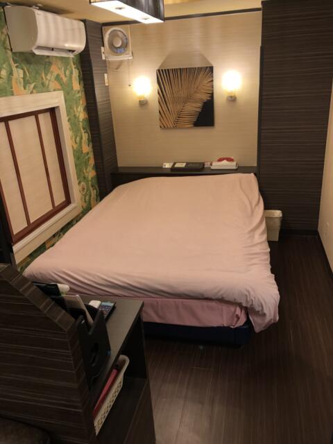 HOTEL アムール(台東区/ラブホテル)の写真『303号室ソファー横から部屋全体』by みこすりはん