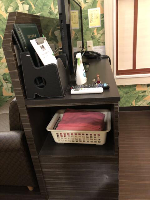 HOTEL アムール(台東区/ラブホテル)の写真『303号室テレビ下にタオル類』by みこすりはん