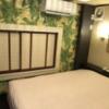 HOTEL アムール(台東区/ラブホテル)の写真『303号室ベッド横にエアコン』by みこすりはん