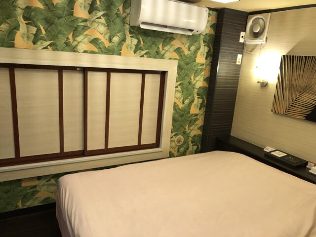 HOTEL アムール(台東区/ラブホテル)の写真『303号室ベッド横にエアコン』by みこすりはん