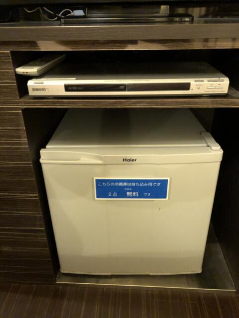 HOTEL アムール(台東区/ラブホテル)の写真『303号室テレビの下にはDVDプレイヤーと冷蔵庫お水2本がサービス』by みこすりはん