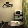HOTEL アムール(台東区/ラブホテル)の写真『303号室 玄関横にテーブル、電子レンジ類』by みこすりはん