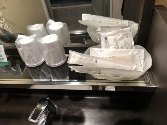 HOTEL アムール(台東区/ラブホテル)の写真『303号室 歯ブラシ、コットン、ヘアゴムなど』by みこすりはん