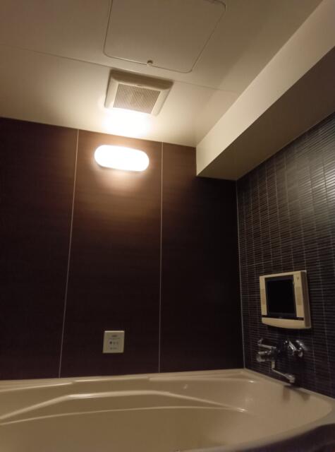 HOTEL The SCENE(ザ シーン）(横浜市港北区/ラブホテル)の写真『805号室、浴室下からです。(24,3)』by キジ