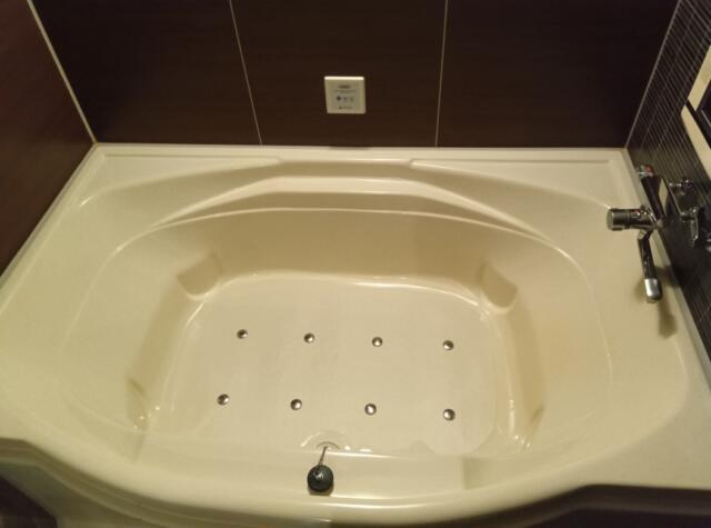 HOTEL The SCENE(ザ シーン）(横浜市港北区/ラブホテル)の写真『805号室、浴槽です。(24,3)』by キジ