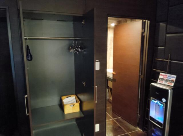 HOTEL The SCENE(ザ シーン）(横浜市港北区/ラブホテル)の写真『805号室、洋服入れと奥のスペースへ。(24,3)』by キジ