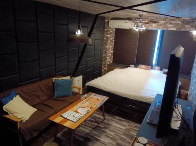 HOTEL The SCENE(ザ シーン）(横浜市港北区/ラブホテル)の写真『805号室、部屋手前から①(24,3)』by キジ