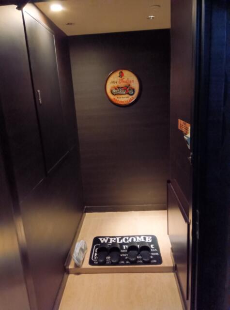 HOTEL The SCENE(ザ シーン）(横浜市港北区/ラブホテル)の写真『805号室、玄関です。(24,3)』by キジ
