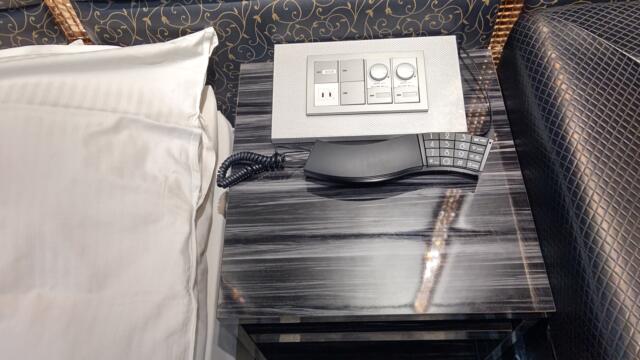 HOTEL S-CUBE(エスキューブ)(坂東市/ラブホテル)の写真『201号室ベッド横』by まこぽん